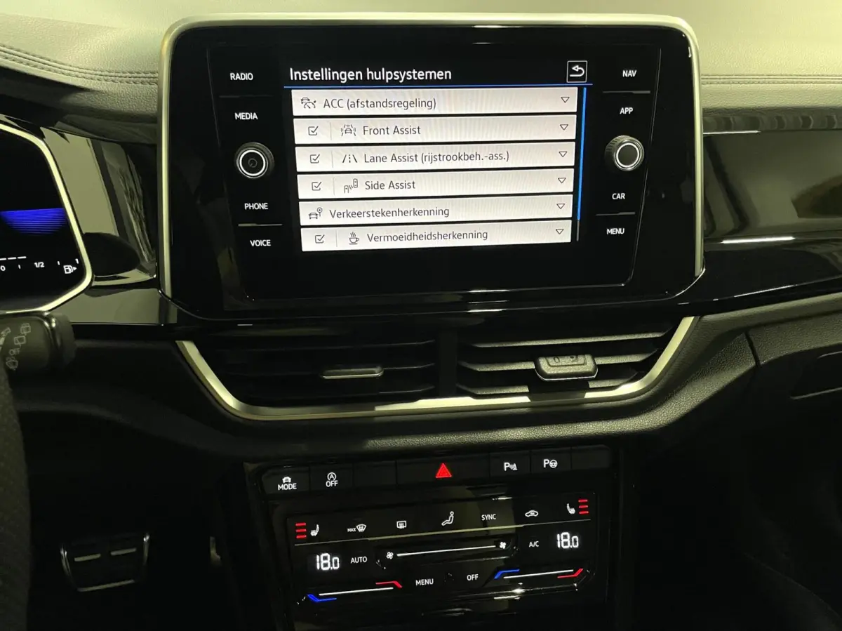 1.5 TSI R-Line Business+/ Cam/ Keyless/ IQ LED/ CarPlay/ 18''LMV