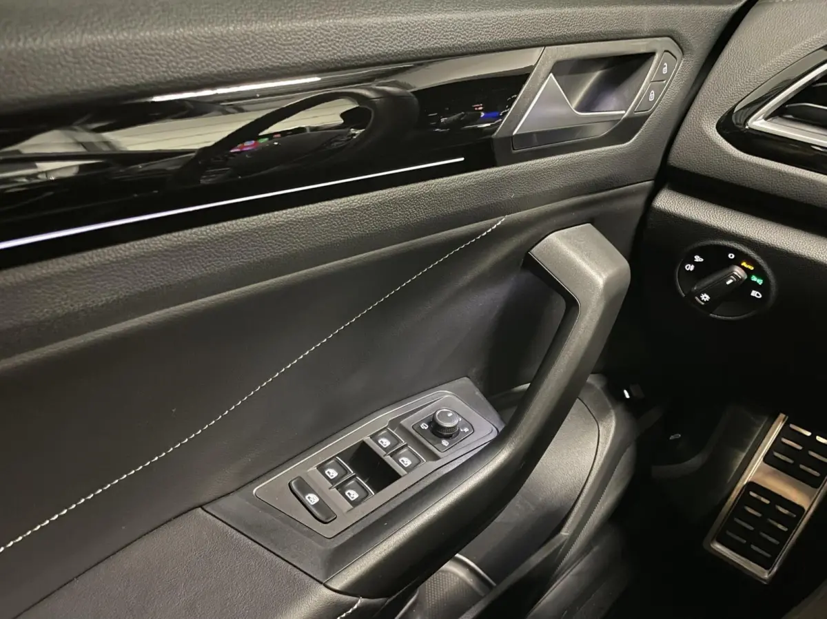 1.5 TSI R-Line Business+/ Cam/ Keyless/ IQ LED/ CarPlay/ 18''LMV