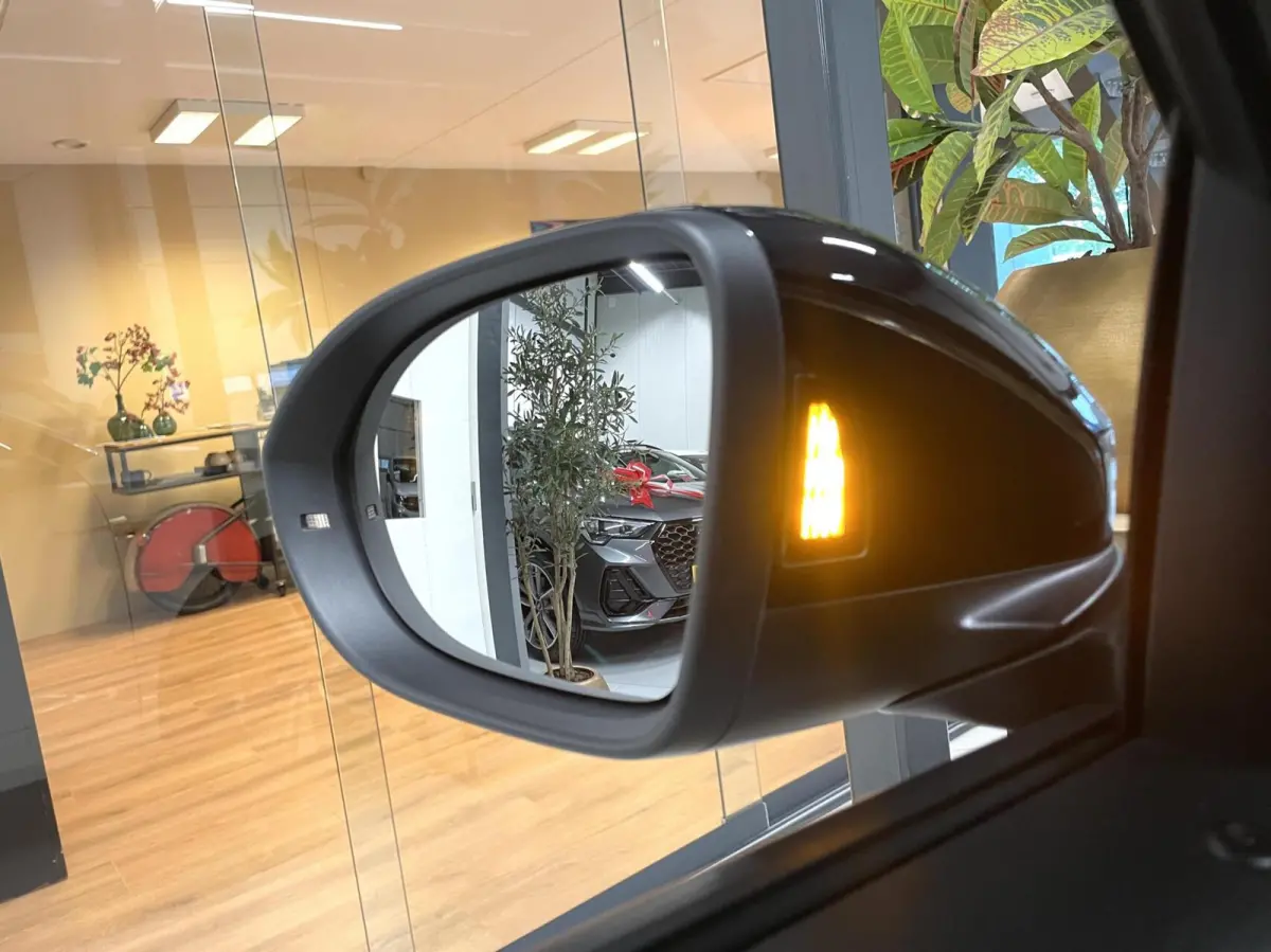 1.5 TSI R-Line Business+/ Cam/ Keyless/ IQ LED/ CarPlay/ 18''LMV