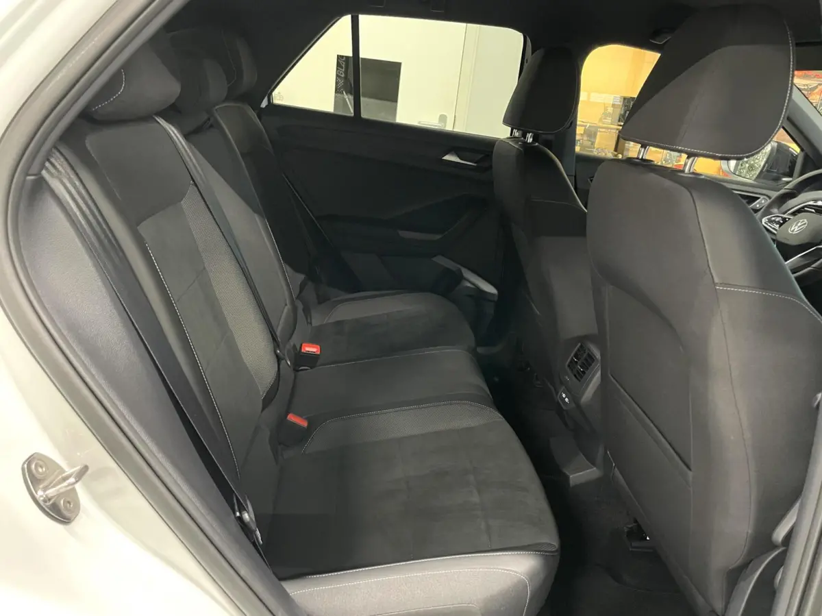 1.5 TSI R-Line Business+/ Cam/ Keyless/ IQ LED/ CarPlay/ 18''LMV