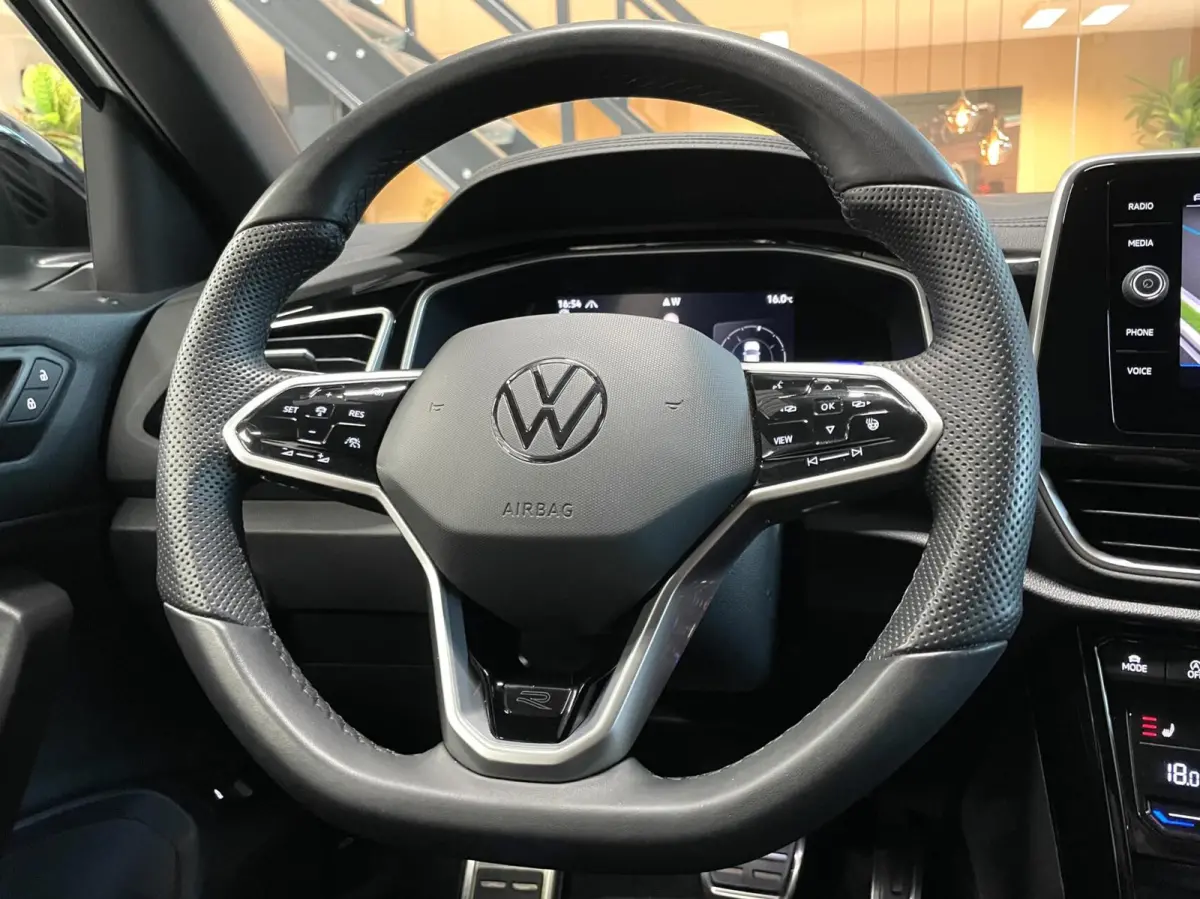 1.5 TSI R-Line Business+/ Cam/ Keyless/ IQ LED/ CarPlay/ 18''LMV