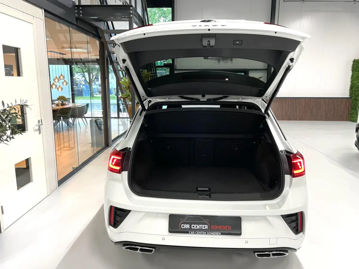 1.5 TSI R-Line Business+/ Cam/ Keyless/ IQ LED/ CarPlay/ 18''LMV