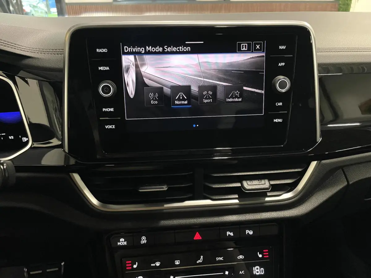 1.5 TSI R-Line Business+/ Cam/ Keyless/ IQ LED/ CarPlay/ 18''LMV