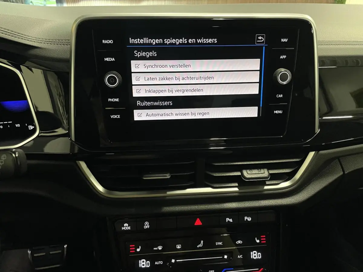 1.5 TSI R-Line Business+/ Cam/ Keyless/ IQ LED/ CarPlay/ 18''LMV
