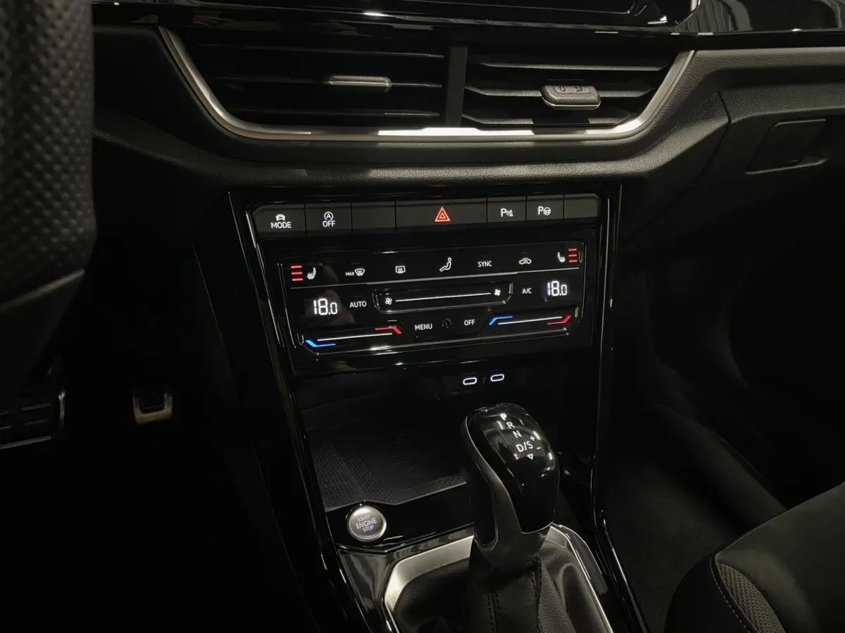 1.5 TSI R-Line Business+/ Cam/ Keyless/ IQ LED/ CarPlay/ 18''LMV
