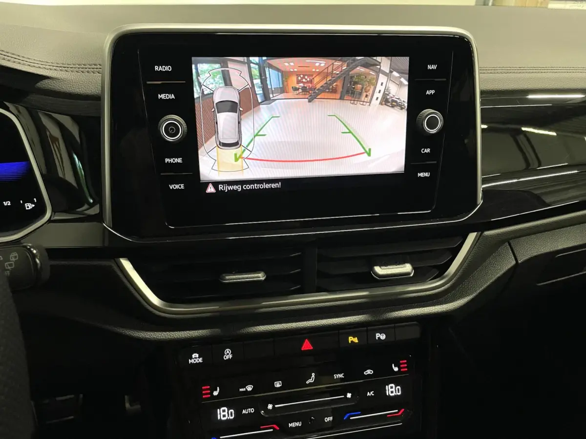 1.5 TSI R-Line Business+/ Cam/ Keyless/ IQ LED/ CarPlay/ 18''LMV