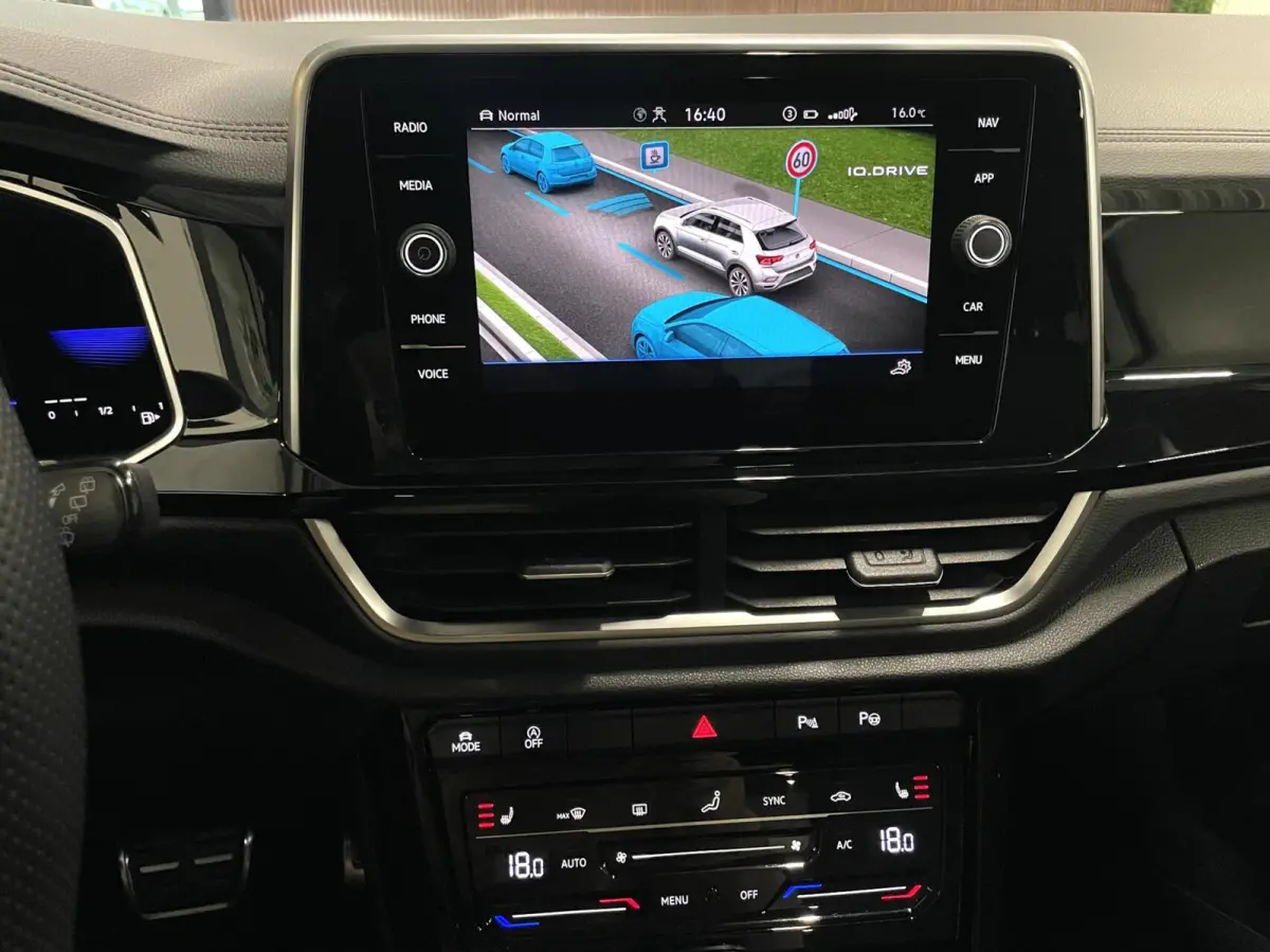 1.5 TSI R-Line Business+/ Cam/ Keyless/ IQ LED/ CarPlay/ 18''LMV