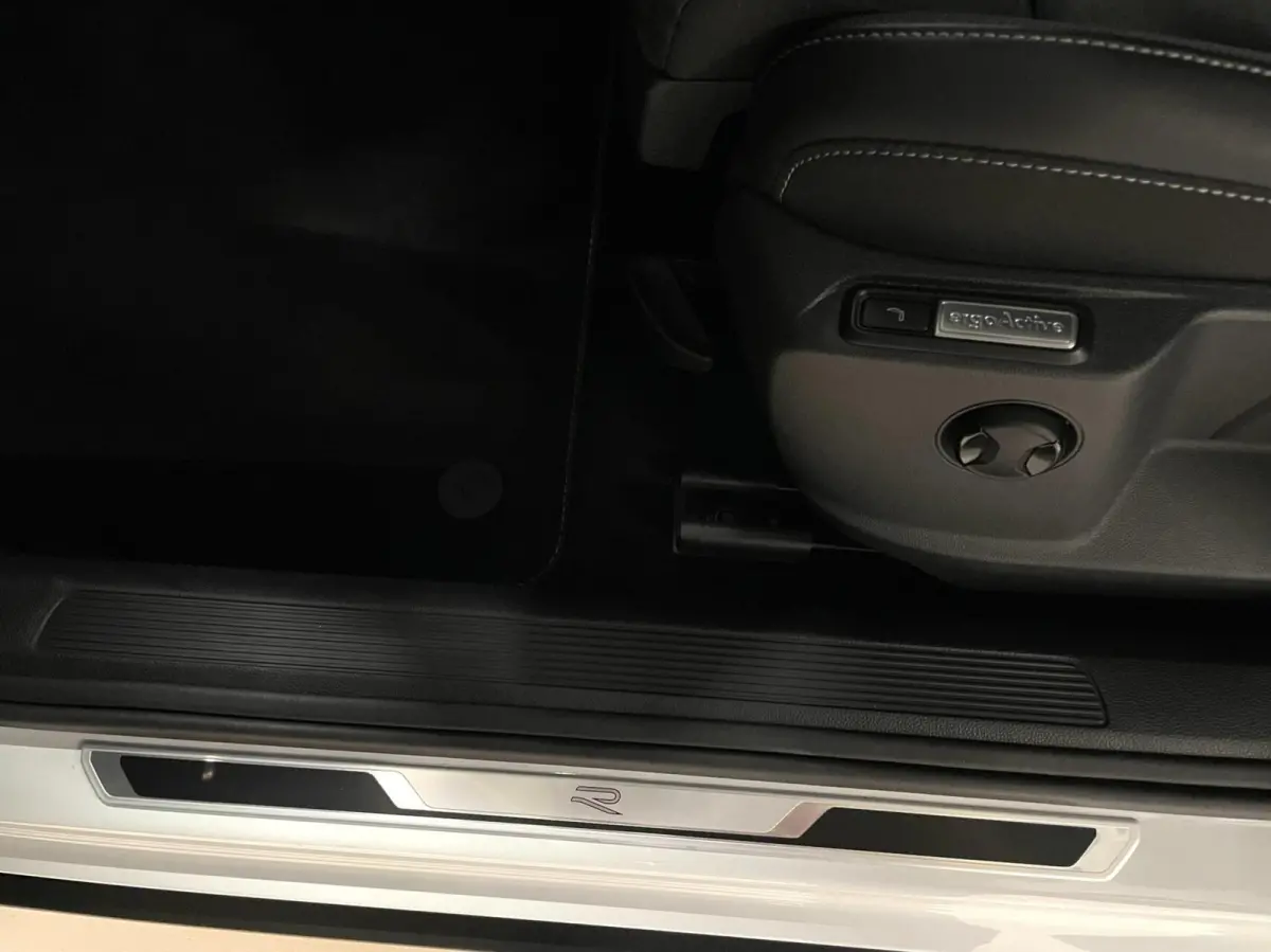 1.5 TSI R-Line Business+/ Cam/ Keyless/ IQ LED/ CarPlay/ 18''LMV
