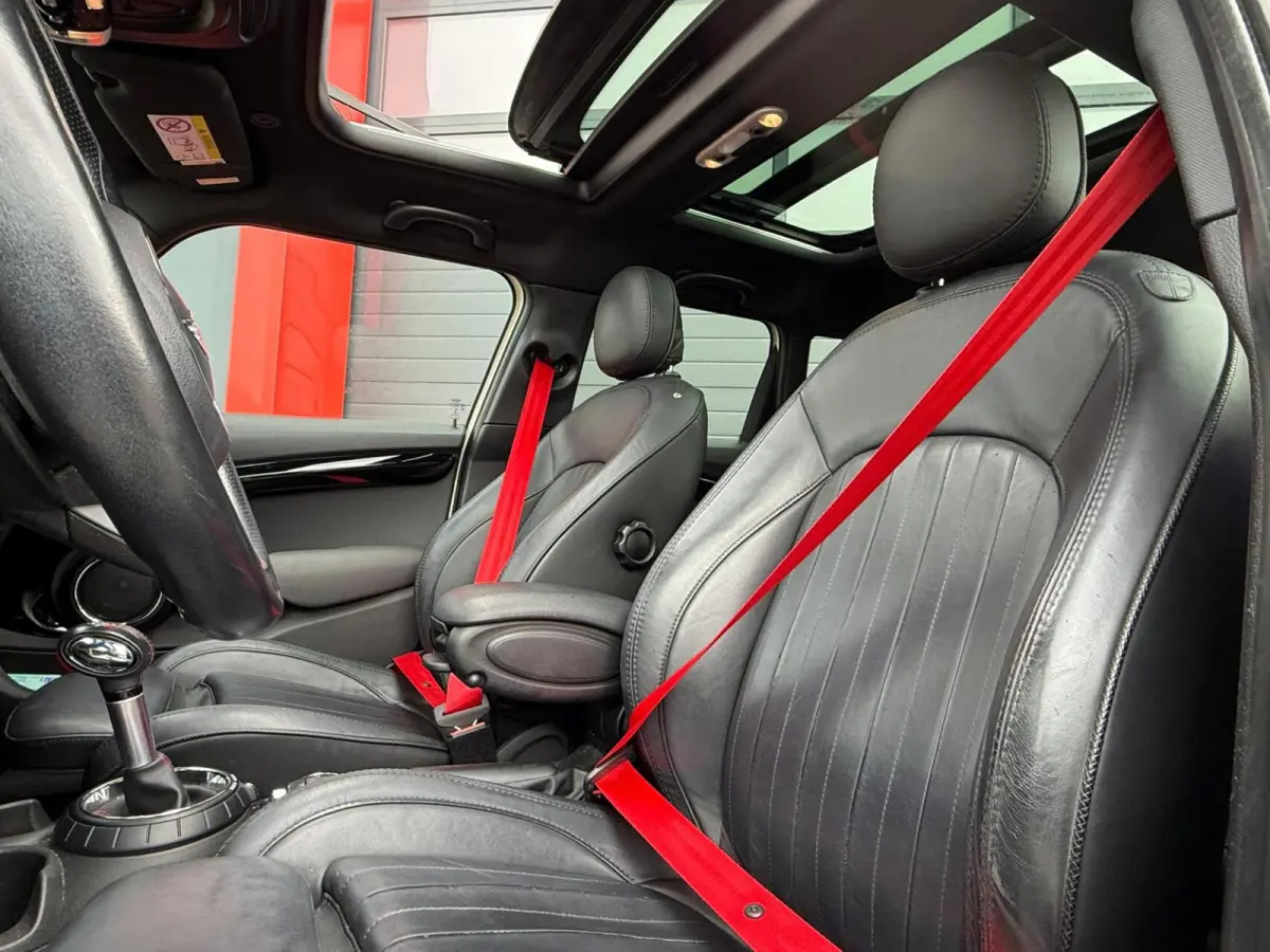 Mini 2.0 S John Cooper Works | Pano | Carplay | JCW Kit | PDC | Carplay | Stoelverwarming | Leder | Cruise | Schakelpaddles | Pepper White