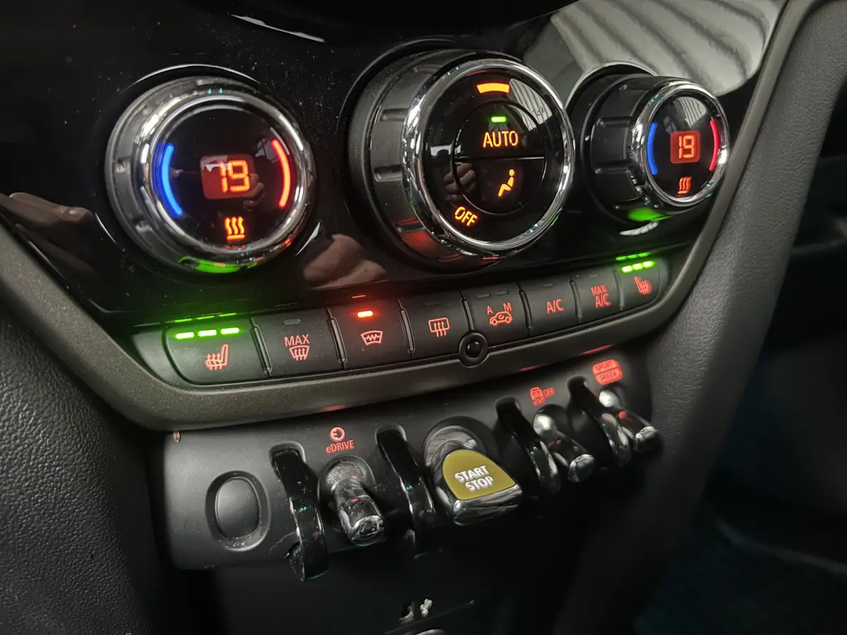 Mini 1.5 Cooper ALL4 JCW Chili | NAVI | CARPLAY/ANDROID | CAMERA | CRUISE CONTROL | CLIMATE CONTROL | LMV 18'' | PDC | STOELVERWARMING | KEYLESS | LED | DAB | BLUETOOTH | ALL-SEASON BANDEN