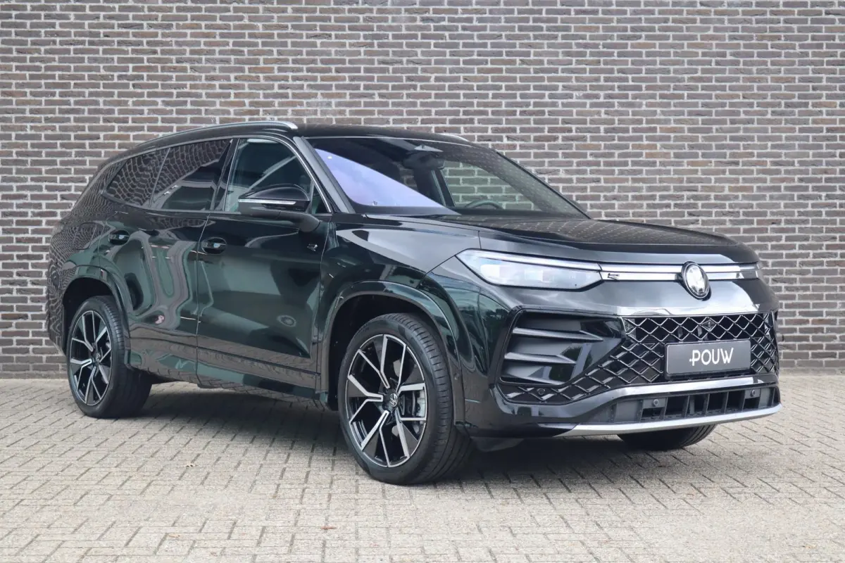 1.5 eHybrid 204pk R-Line Edition | SoH 100% | Panoramadak | Trekhaak | 360 camera