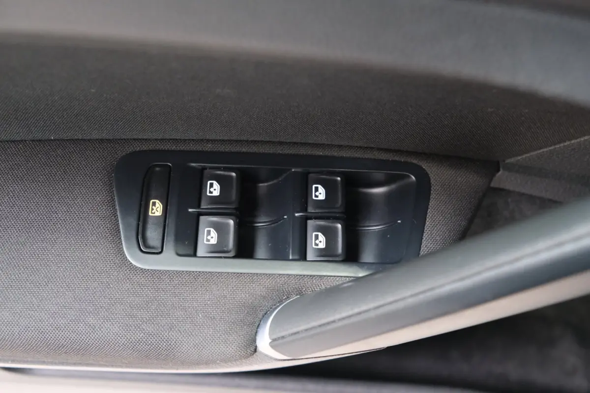 1.4 TSI Highline R-Line Automaat - Airco, Cruise, Navi, PDC, Carplay, Stoelverwarming.