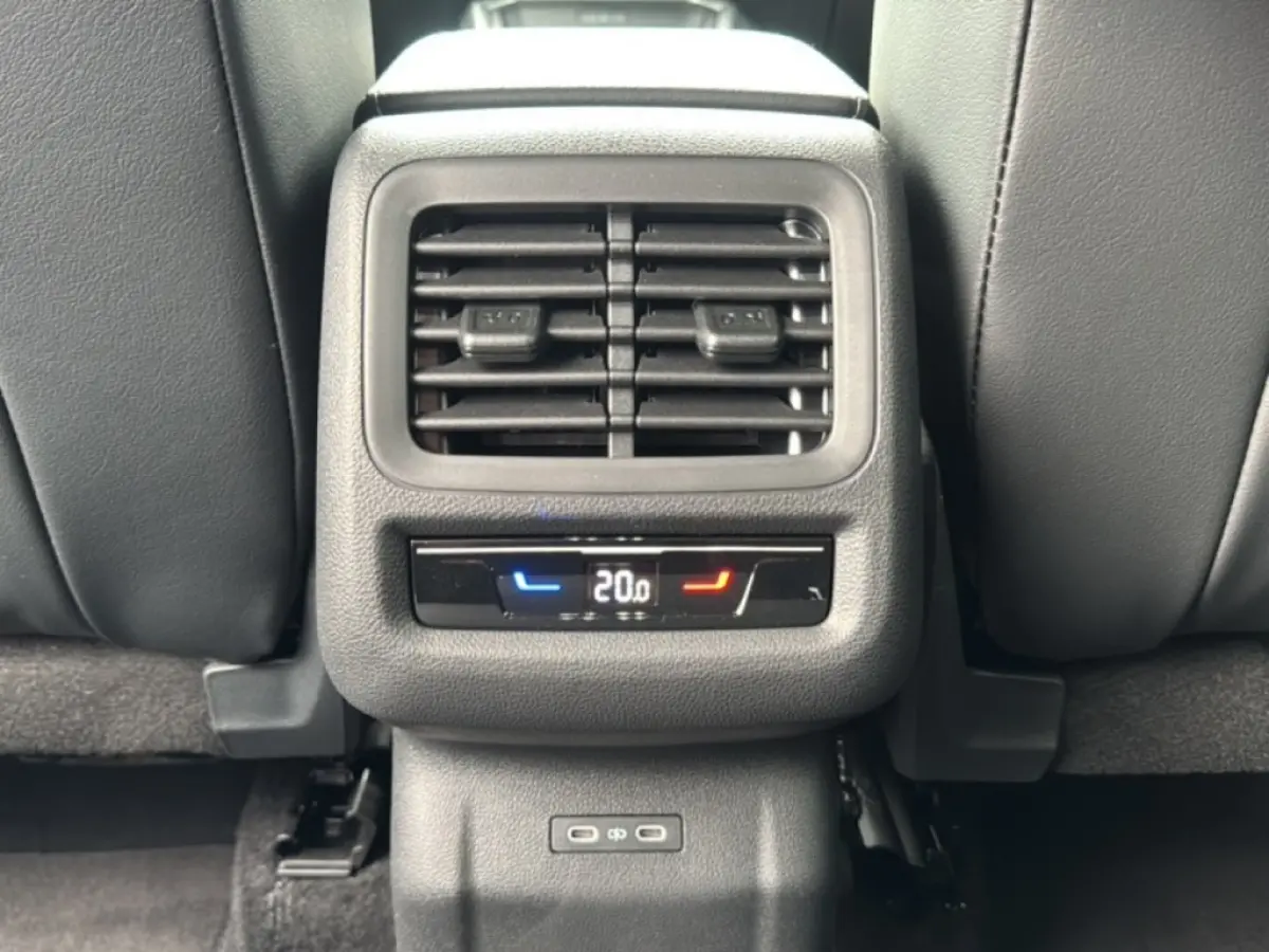 1.5 eTSI R-LINE TREKHAAK/CAMERA/ELEK-KLEP/ACC/STOEL+STUURVERW/NAVI/CARPLAY