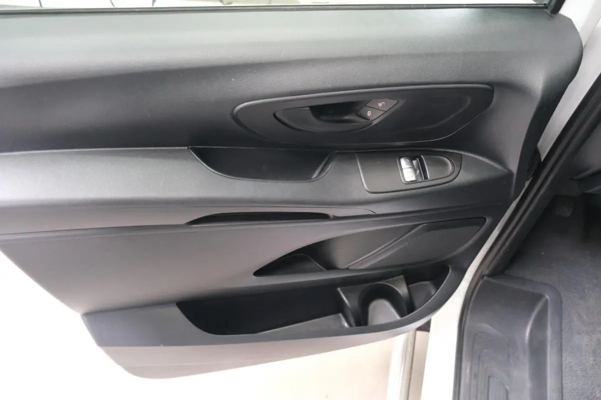 110 CDI Base Extra Lang 9p > Export €14500,- netto <