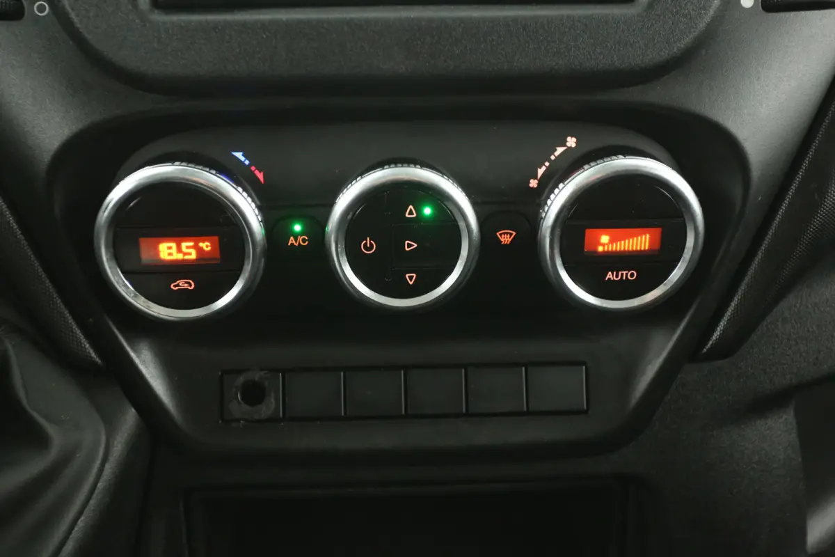 35C13D 2.3 375 N1* | Dubbellucht | Laadklep | Zijdeur | Laadbak | Airco | 3 Zits