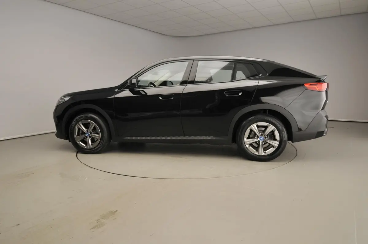 eDrive20 | LED | Navigatie | Panoramadak | Sportstoelen | Shadow line | DAB | Alu 17 inch