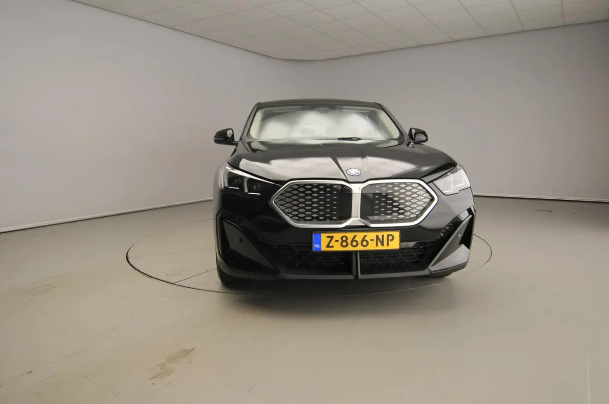 eDrive20 | LED | Navigatie | Panoramadak | Sportstoelen | Shadow line | DAB | Alu 17 inch