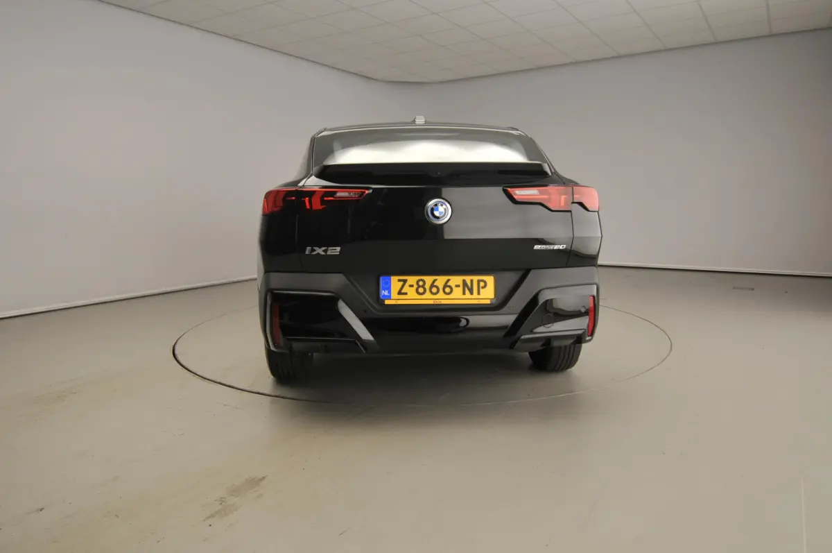eDrive20 | LED | Navigatie | Panoramadak | Sportstoelen | Shadow line | DAB | Alu 17 inch