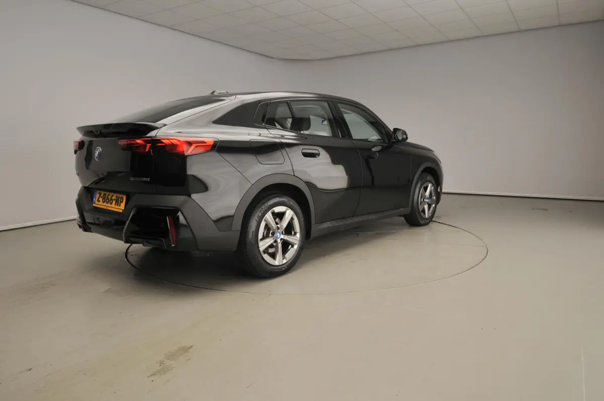 eDrive20 | LED | Navigatie | Panoramadak | Sportstoelen | Shadow line | DAB | Alu 17 inch