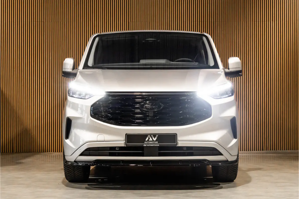 300 2.0 TDCI L2H1 Limited DC | BPM VRIJ | Dubbel Cabine | Elec schuifdeuren | ACC | Blind Spot | 360 Camera | CarPlay | Navigatie | Stoelverwarming | 5-Zitter | BPM Vrij