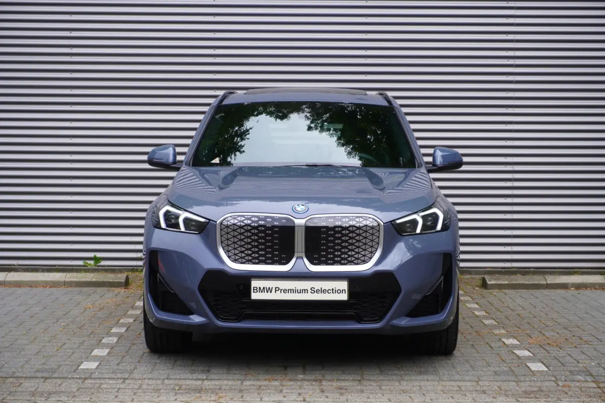 eDrive20 67 | M Sportpakket | Comfort Pack | 20 inch Multispaak | Trekhaak met elektrisch wegklapbare kogel | Glazen panoramadak | Harman-Kardon sound system