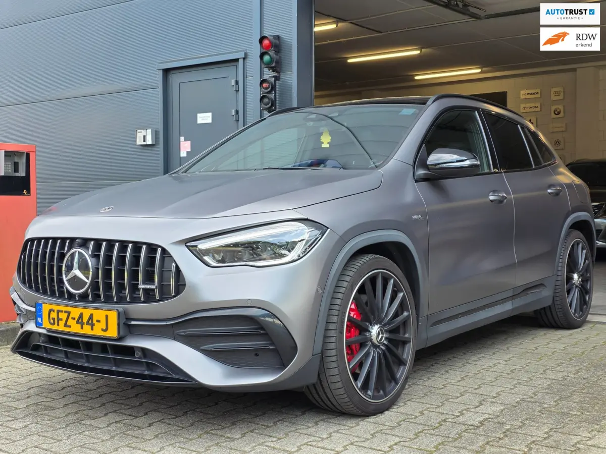 AMG 35 4MATIC / PANO / MATTE GREY / LEDER-ALCANTARA / CAMERA / KEYLESS / BURMESTER / CARPLAY / 21 INCH !