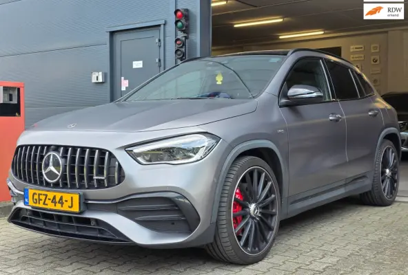 AMG 35 4MATIC / PANO / MATTE GREY / LEDER-ALCANTARA / CAMERA / KEYLESS / BURMESTER / CARPLAY / 21 INCH !