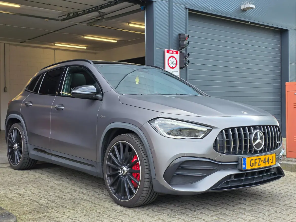 AMG 35 4MATIC / PANO / MATTE GREY / LEDER-ALCANTARA / CAMERA / KEYLESS / BURMESTER / CARPLAY / 21 INCH !