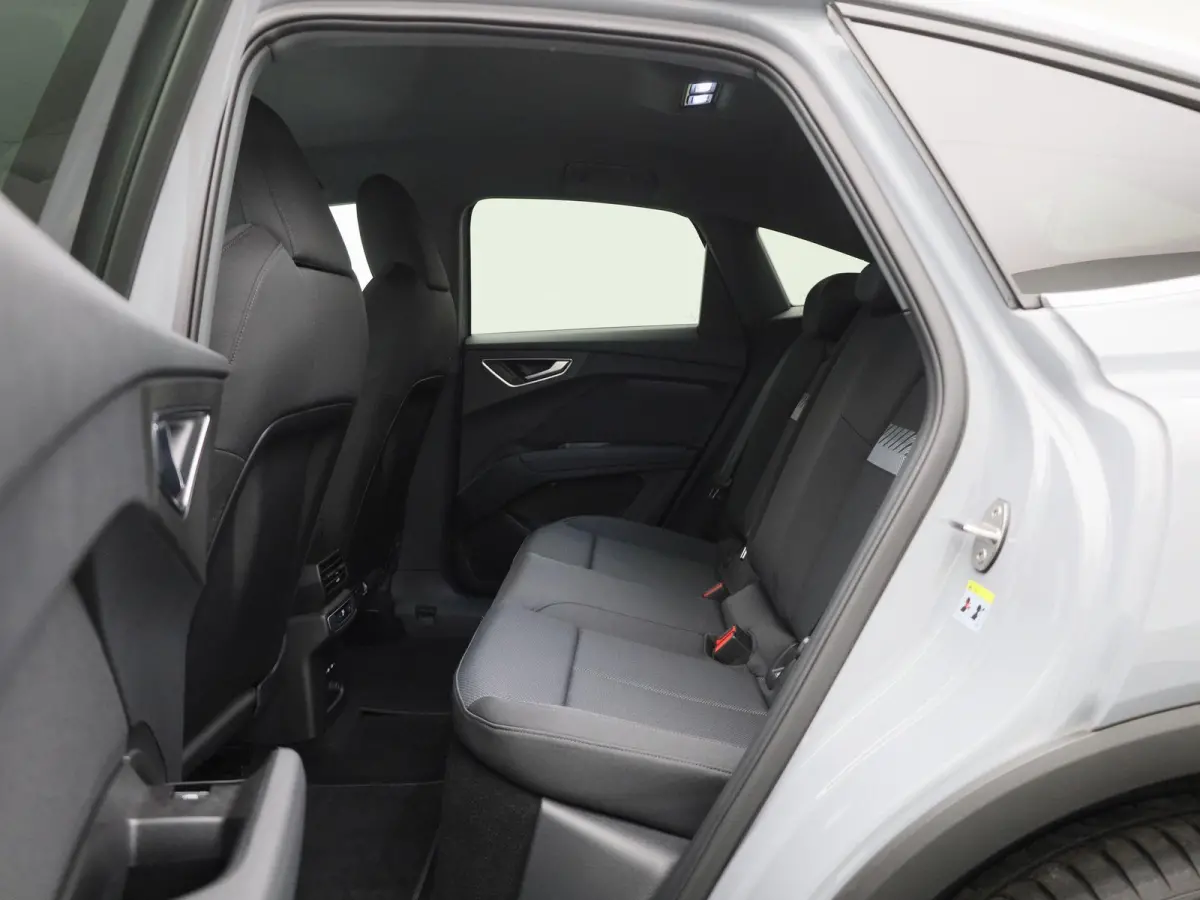 40 Edition 63 kWh l Climate control l Navigatie l Audi smartphone interface l Achteruitrijcamera l Head-up display l Matrix-ledkoplampen l Privacy glas l Dodehoekdetectie l Audi sound system
