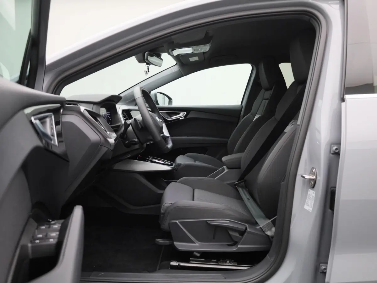 40 Edition 63 kWh l Climate control l Navigatie l Audi smartphone interface l Achteruitrijcamera l Head-up display l Matrix-ledkoplampen l Privacy glas l Dodehoekdetectie l Audi sound system