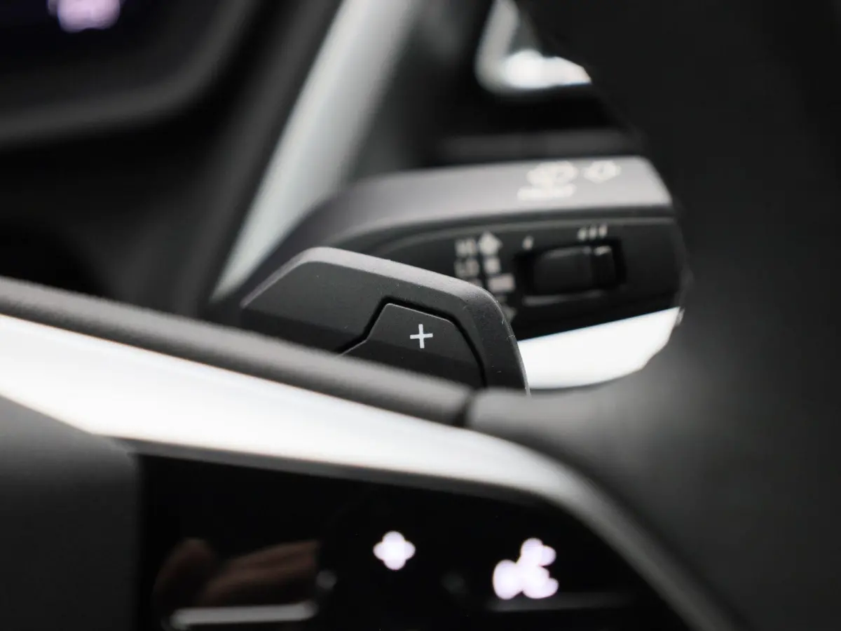 40 Edition 63 kWh l Climate control l Navigatie l Audi smartphone interface l Achteruitrijcamera l Head-up display l Matrix-ledkoplampen l Privacy glas l Dodehoekdetectie l Audi sound system