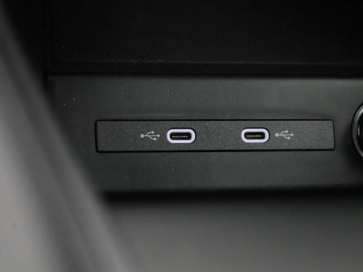 40 Edition 63 kWh l Climate control l Navigatie l Audi smartphone interface l Achteruitrijcamera l Head-up display l Matrix-ledkoplampen l Privacy glas l Dodehoekdetectie l Audi sound system