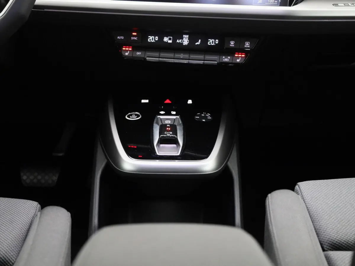 40 Edition 63 kWh l Climate control l Navigatie l Audi smartphone interface l Achteruitrijcamera l Head-up display l Matrix-ledkoplampen l Privacy glas l Dodehoekdetectie l Audi sound system