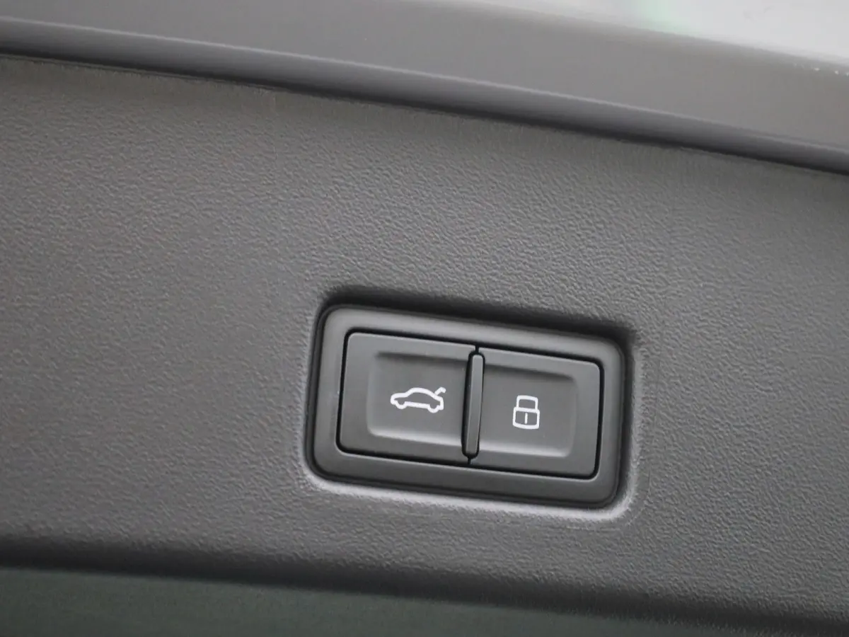 40 Edition 63 kWh l Climate control l Navigatie l Audi smartphone interface l Achteruitrijcamera l Head-up display l Matrix-ledkoplampen l Privacy glas l Dodehoekdetectie l Audi sound system
