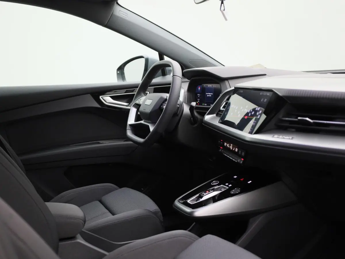 40 Edition 63 kWh l Climate control l Navigatie l Audi smartphone interface l Achteruitrijcamera l Head-up display l Matrix-ledkoplampen l Privacy glas l Dodehoekdetectie l Audi sound system