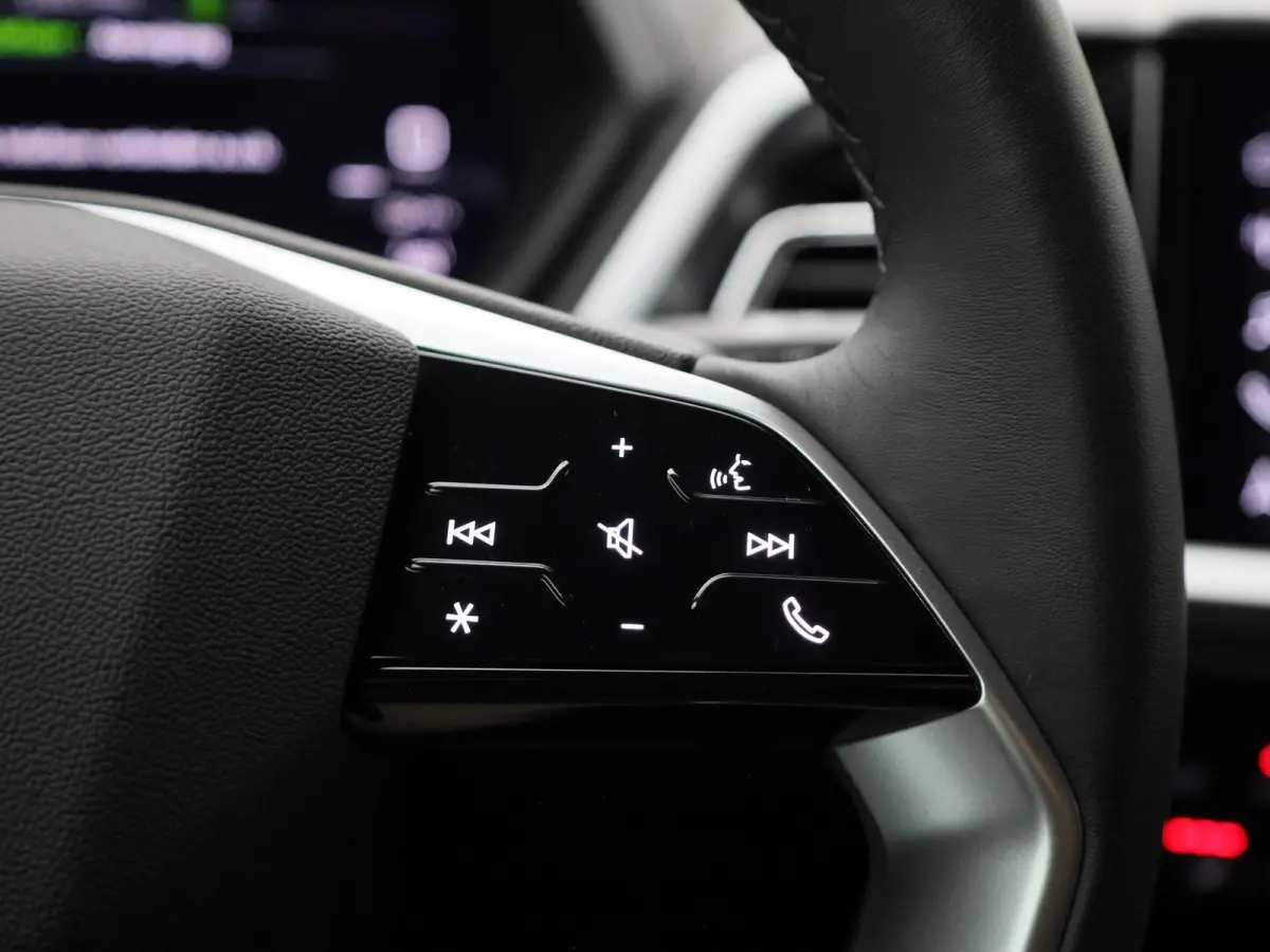 40 Edition 63 kWh l Climate control l Navigatie l Audi smartphone interface l Achteruitrijcamera l Head-up display l Matrix-ledkoplampen l Privacy glas l Dodehoekdetectie l Audi sound system