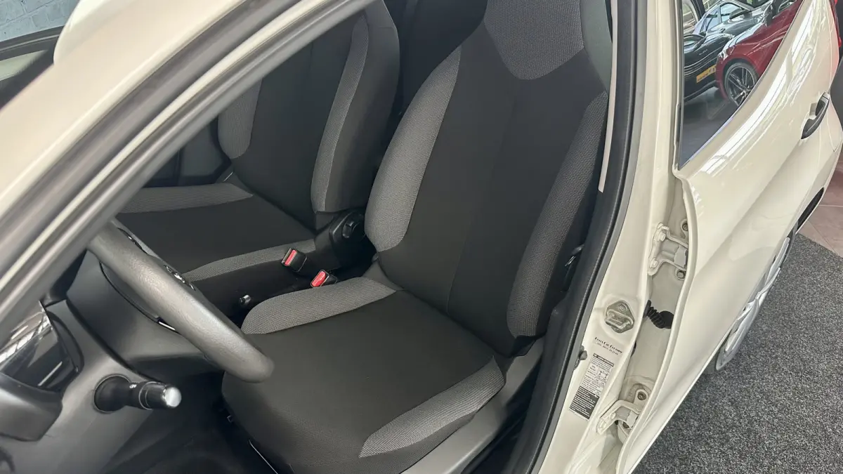 1.0 VVT-i x-fun / Airco / Cruise