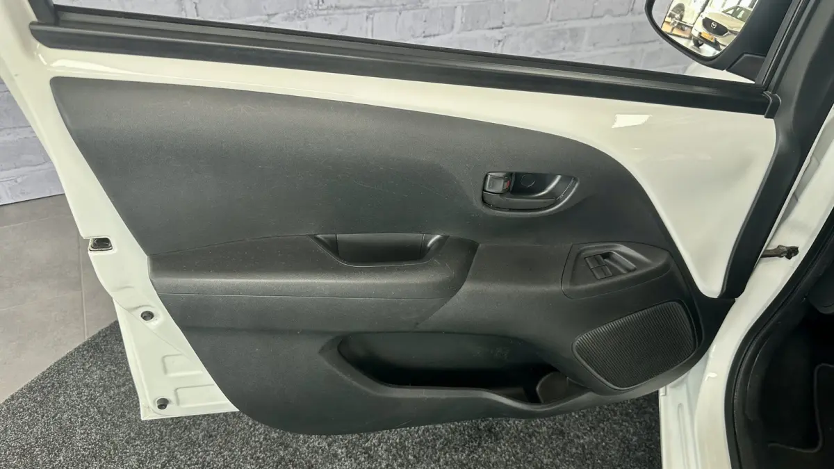 1.0 VVT-i x-fun / Airco / Cruise