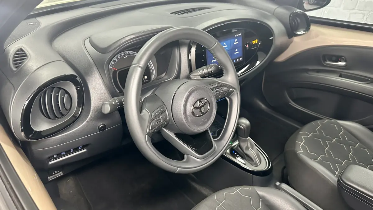 1.0 VVT-i S-CVT Envy / BiTone / Stoelver. / Carplay / Keyless