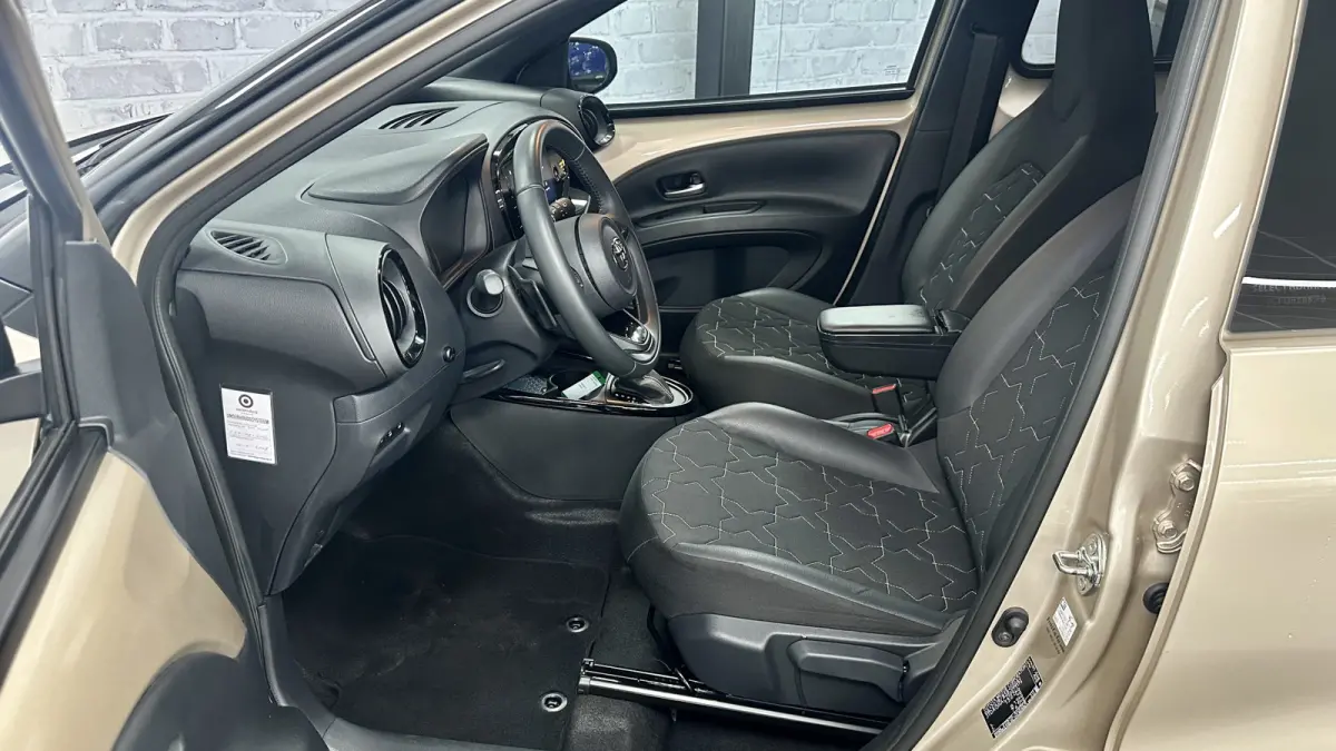 1.0 VVT-i S-CVT Envy / BiTone / Stoelver. / Carplay / Keyless