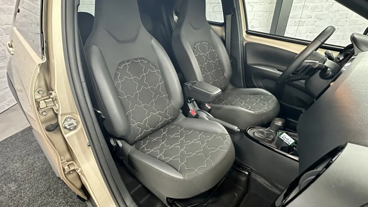 1.0 VVT-i S-CVT Envy / BiTone / Stoelver. / Carplay / Keyless