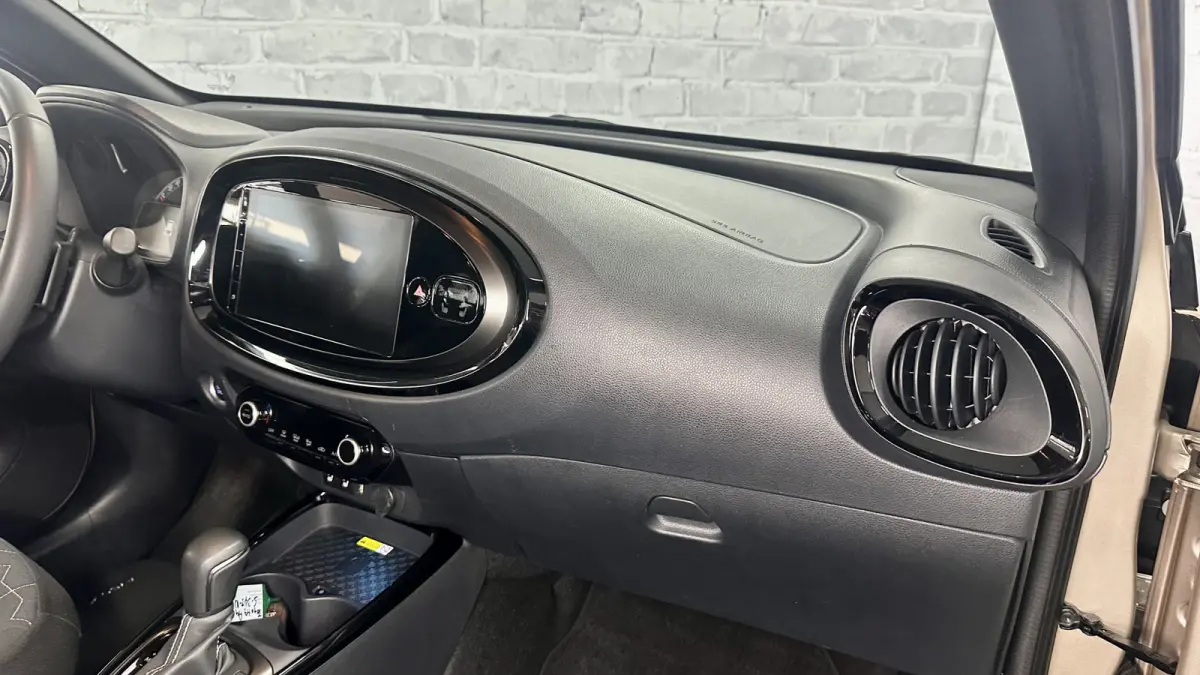 1.0 VVT-i S-CVT Envy / BiTone / Stoelver. / Carplay / Keyless
