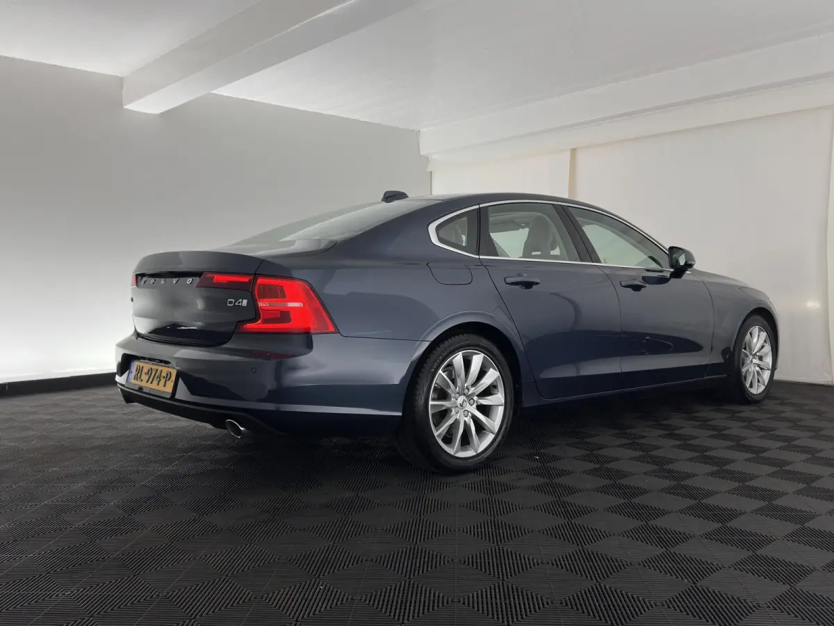 2.0 D4 Momentum Aut. *PANO | LEATHER | FULL-LED | TOPVIEW | BLINDSPOT | HEATED-SPORTSEATS | DIGI-COCKPIT | NAVI-FULLMAP | ECC | HEAD-UP | ADAPTIVE-CRUISE | PDC | APP.CONNECT | 18''ALU*