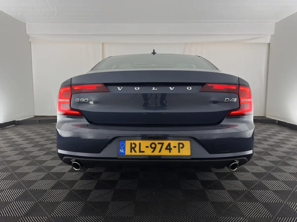 2.0 D4 Momentum Aut. *PANO | LEATHER | FULL-LED | TOPVIEW | BLINDSPOT | HEATED-SPORTSEATS | DIGI-COCKPIT | NAVI-FULLMAP | ECC | HEAD-UP | ADAPTIVE-CRUISE | PDC | APP.CONNECT | 18''ALU*