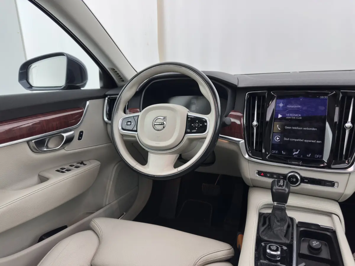 2.0 D4 Momentum Aut. *PANO | LEATHER | FULL-LED | TOPVIEW | BLINDSPOT | HEATED-SPORTSEATS | DIGI-COCKPIT | NAVI-FULLMAP | ECC | HEAD-UP | ADAPTIVE-CRUISE | PDC | APP.CONNECT | 18''ALU*