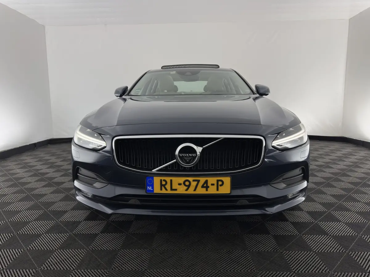 2.0 D4 Momentum Aut. *PANO | LEATHER | FULL-LED | TOPVIEW | BLINDSPOT | HEATED-SPORTSEATS | DIGI-COCKPIT | NAVI-FULLMAP | ECC | HEAD-UP | ADAPTIVE-CRUISE | PDC | APP.CONNECT | 18''ALU*