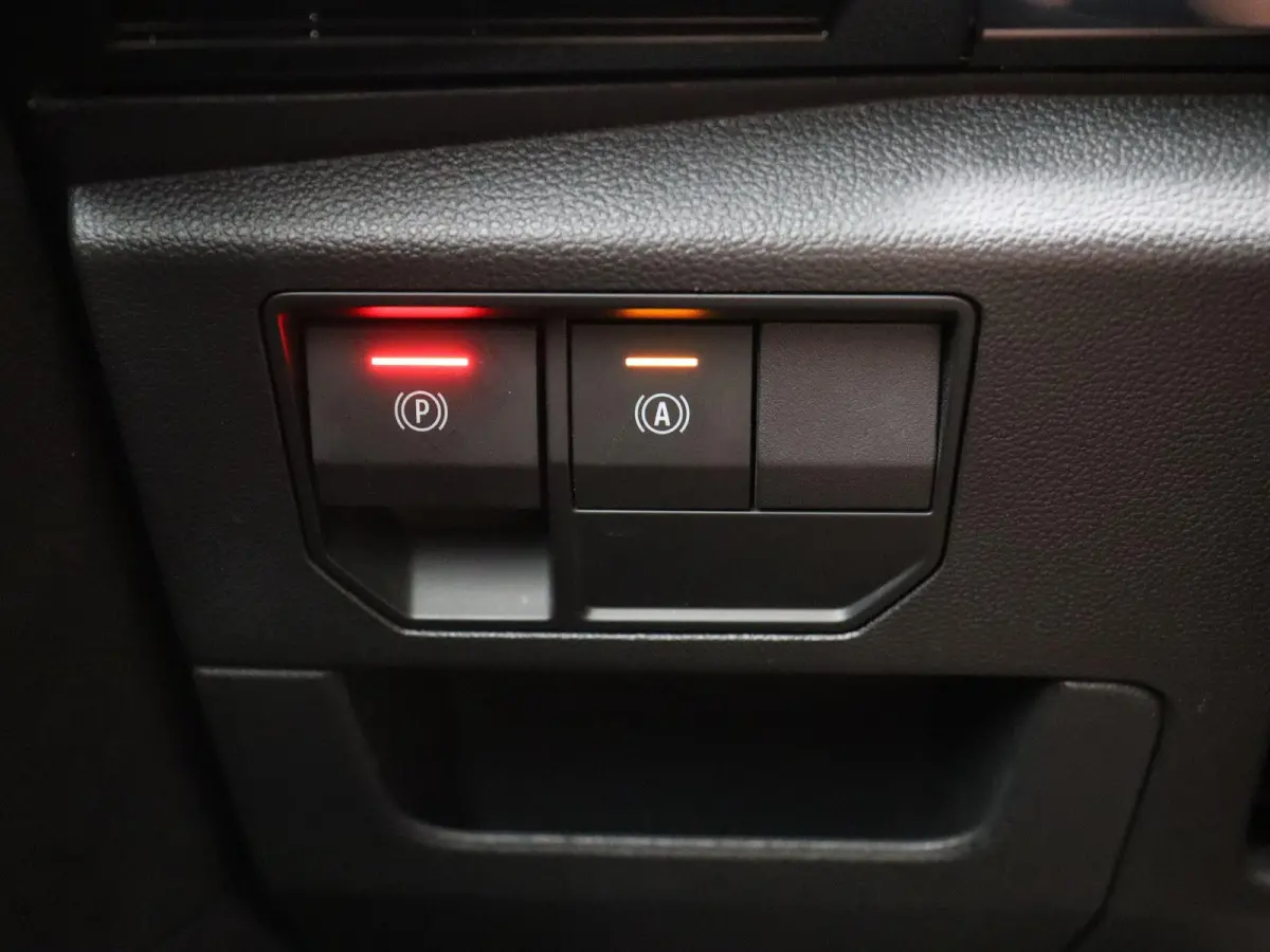 E-Tech full hybrid 200pk Iconic esprit Alpine | Stoel- en stuurverwarming | Adaptieve cruise control | 360' graden camera | Elektrisch verstelbare stoel |