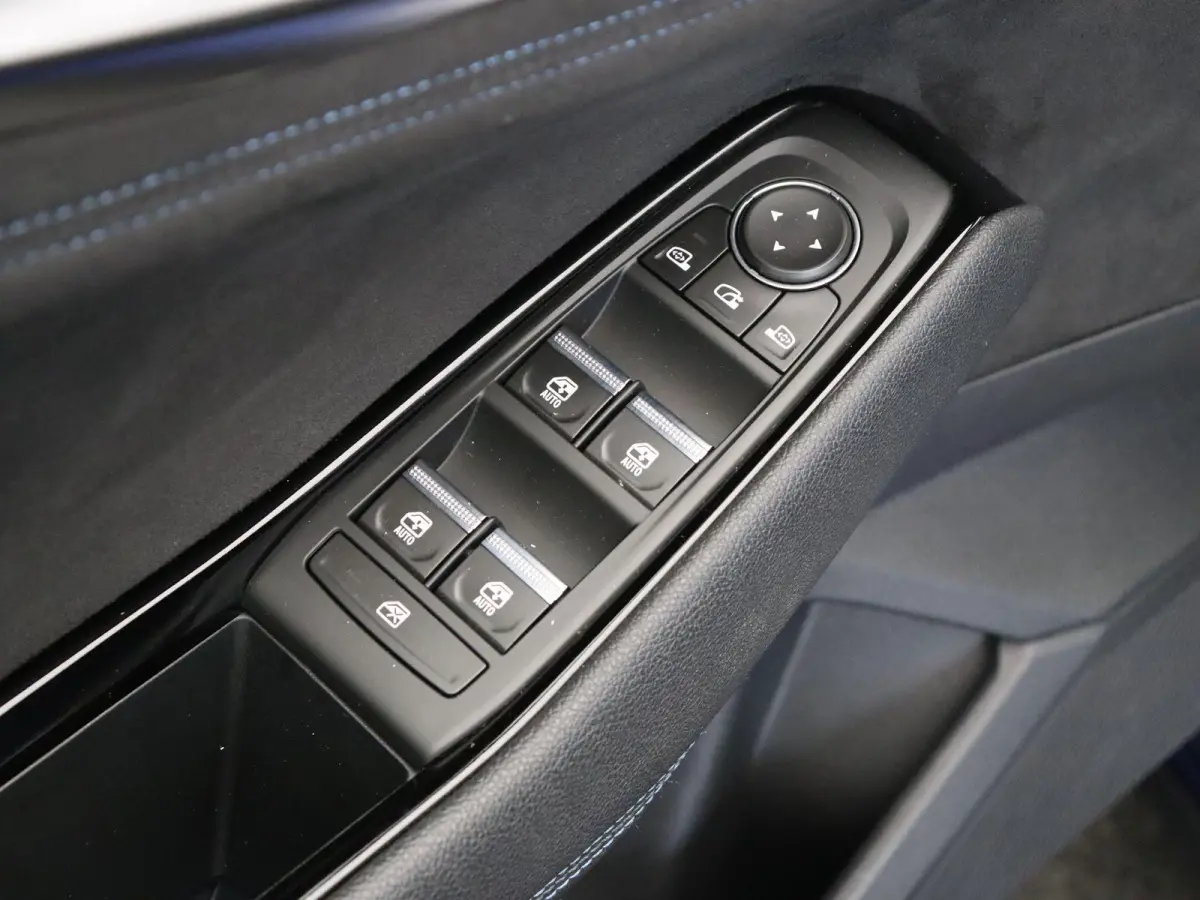 E-Tech full hybrid 200pk Iconic esprit Alpine | Stoel- en stuurverwarming | Adaptieve cruise control | 360' graden camera | Elektrisch verstelbare stoel |