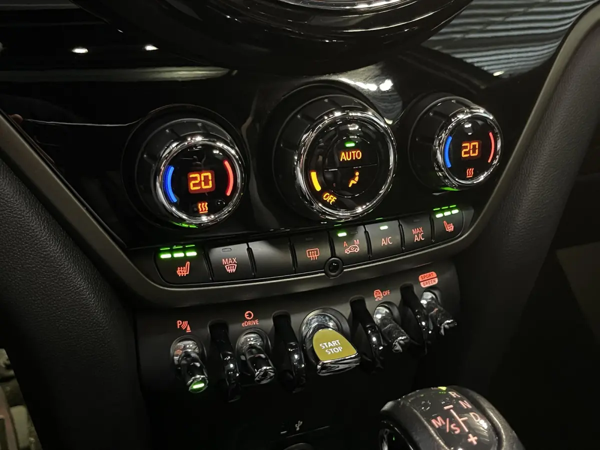 1.5 Cooper ALL4 Salt John Cooper Works 19"/Panoramadak/JCW sportstoelen + stoelverwarming/Harman Kardon/Keyless/Apple Carplay & Android Auto/Camera