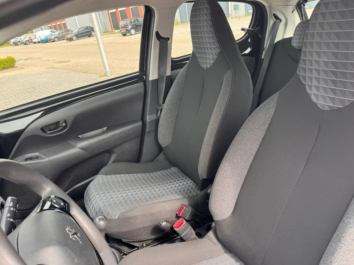 1.0 e-VTi Active | Airco | Bluetooth | DAB | Elektrische Ramen | | Achterbank in delen neerklapbaar | Alarm klasse 1(startblokkering) | Anti Blokkeer Systeem